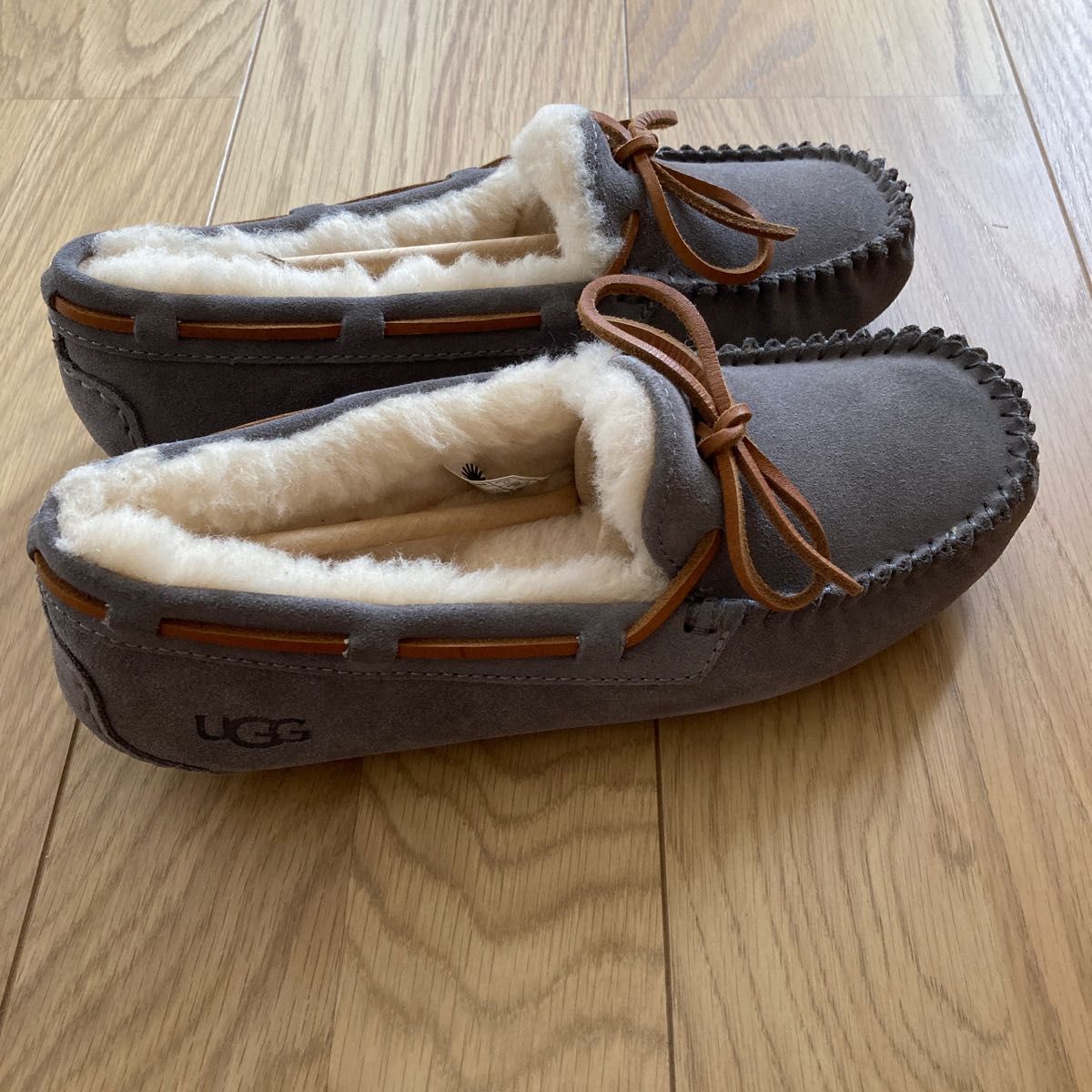 未使用に近い！UGG アグ Dakota モカシン グレー ボア 24 - 靴