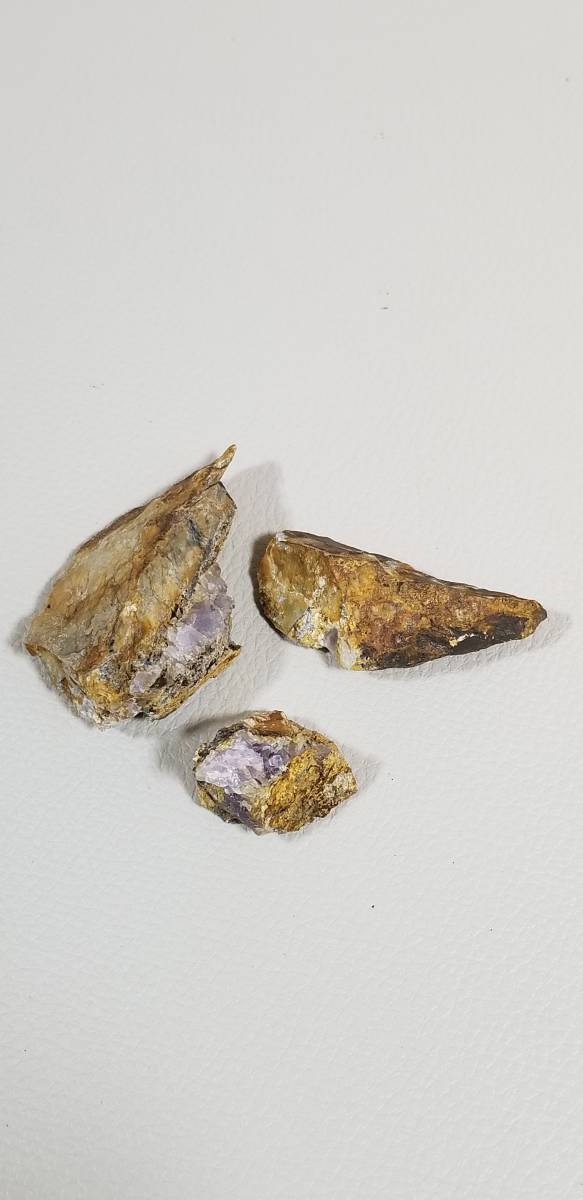 【鉱物】群馬県沼田市戸神山の母岩付き紫石英（Violet Quartz）3個計約99gです。_画像1