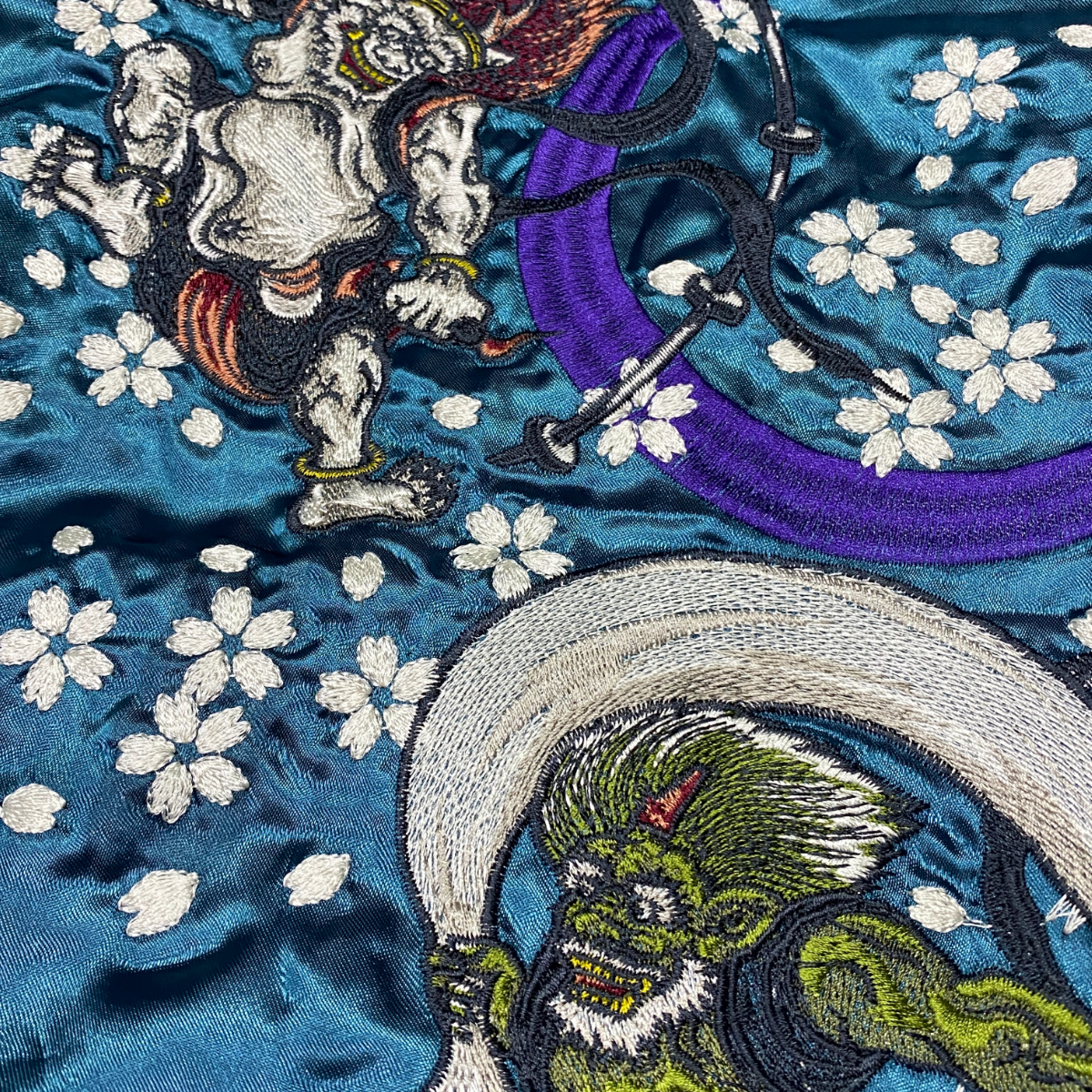 特別価格 【XL】 中綿入り 横須賀発祥 スカジャンYokosuka刺繍 SUKAJAN 総刺繍 RAIJIN 風神雷神 サテン地 内ポケット 水色 L.BLUE 桜吹雪_画像3