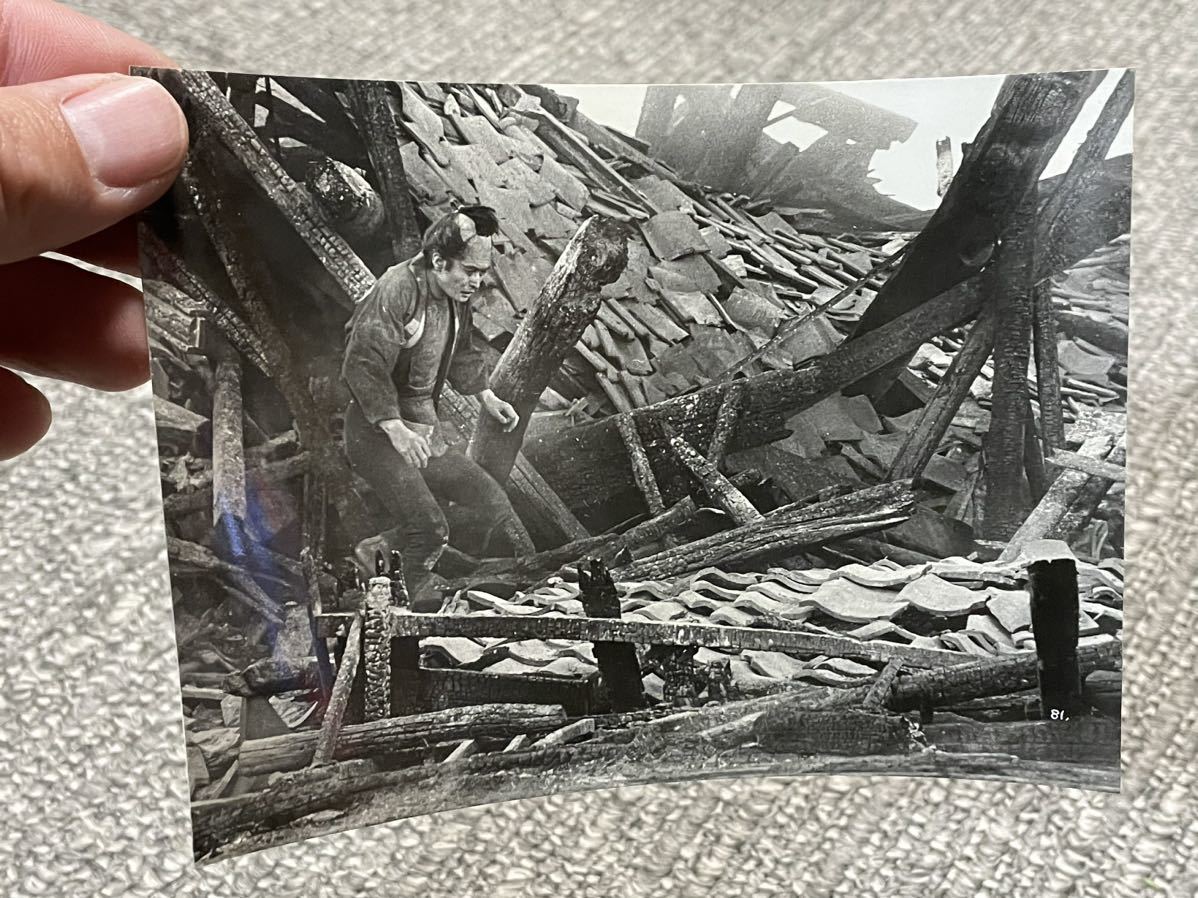 264 希少 入手困難 お宝 当時物 東宝映画 赤ひげ 三船敏郎 桑野みゆき 写真 スナップ写真 スチール写真 モノクロ 白黒 コレクターの画像1