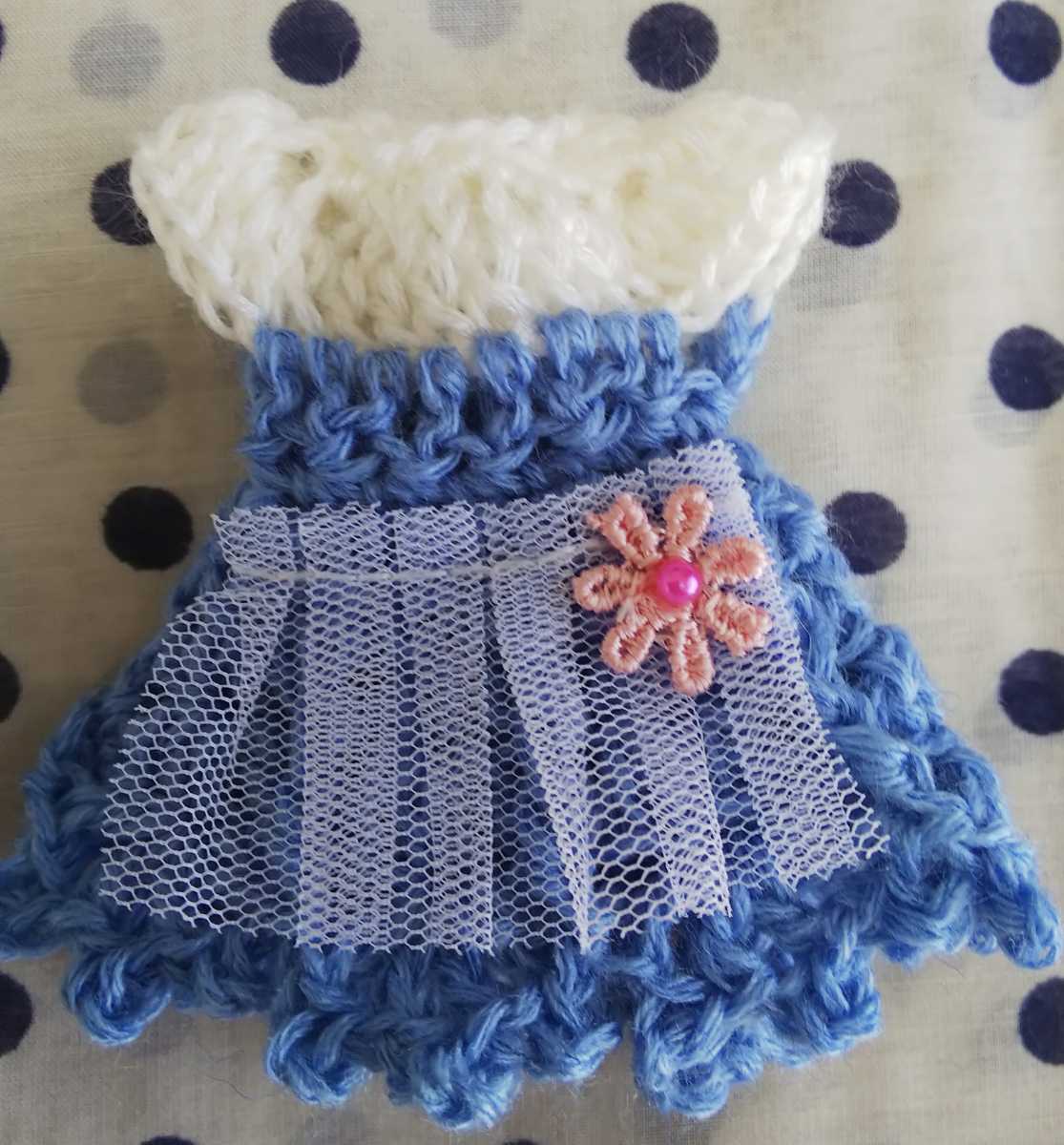 リカちゃん妹 ミキちゃんマキちゃん あおいちゃんに 手編みエプロンワンピース、バッグの4点セット ブルー&ホワイト_ワンピースのアップです。