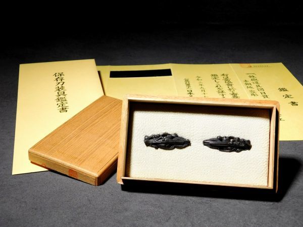 室町時代 <古金工> 超珍品 種子島式火縄銃図目貫 保存刀装具 室町時代 <古金工> 超珍品 種子島式火縄銃図目貫 保存刀装具