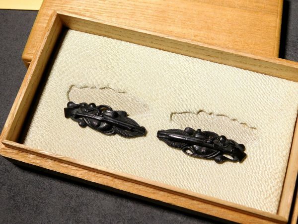 室町時代 <古金工> 超珍品 種子島式火縄銃図目貫 保存刀装具 室町時代 <古金工> 超珍品 種子島式火縄銃図目貫 保存刀装具