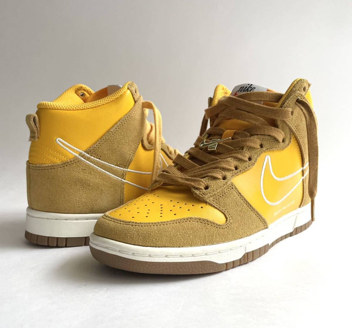 NIKE WMNS DUNK HIGH SE FIRST USE UNIVERSITY GOLD GUM BROWN ナイキ