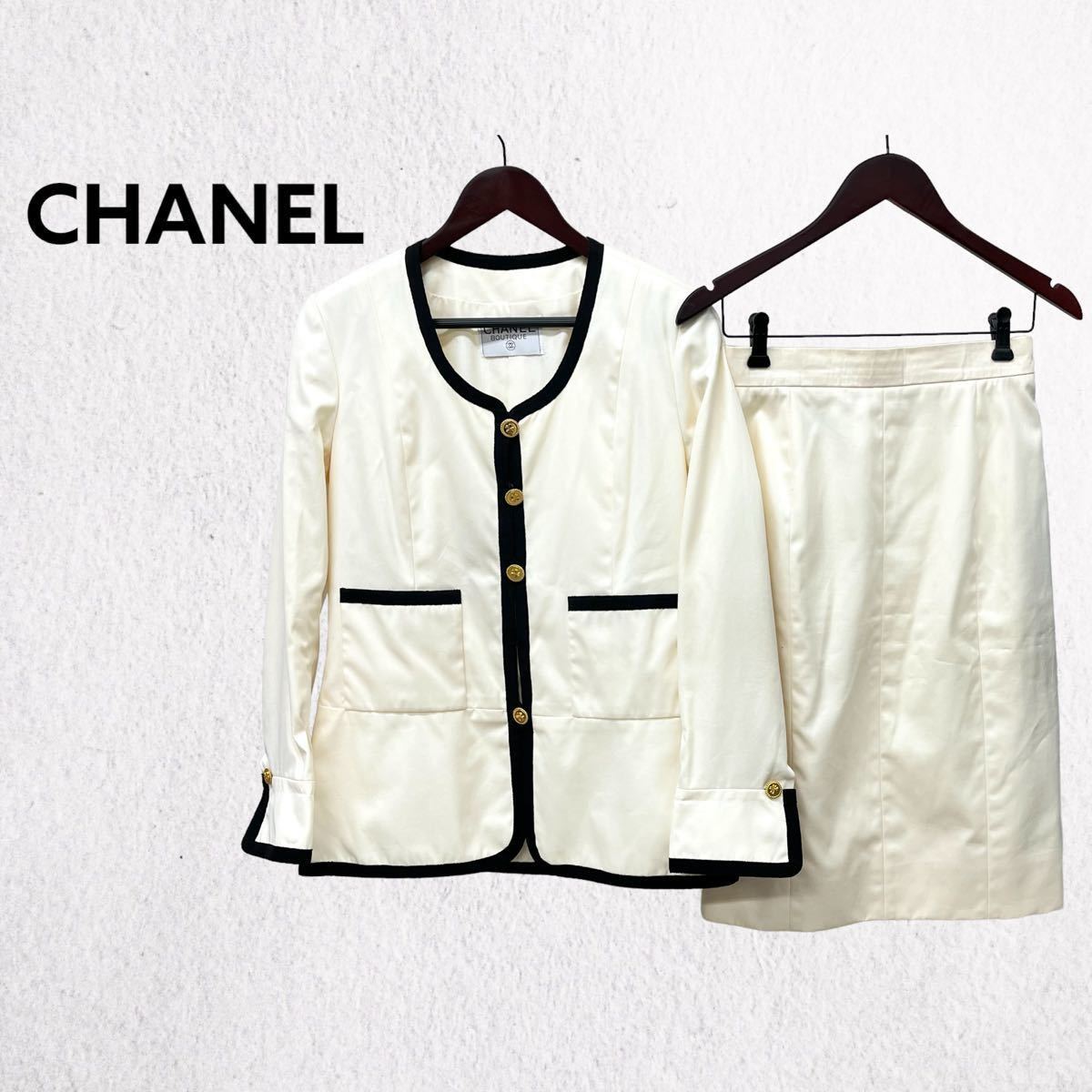 高級 CHANEL シャネル クローバーボタン パイピングデザイン ノーカラージャケット＆スカート セットアップスーツ