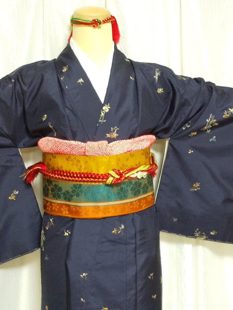 素敵着物 本場大島紬のお着物です とてもレアな大島紬×刺繍 若々しい