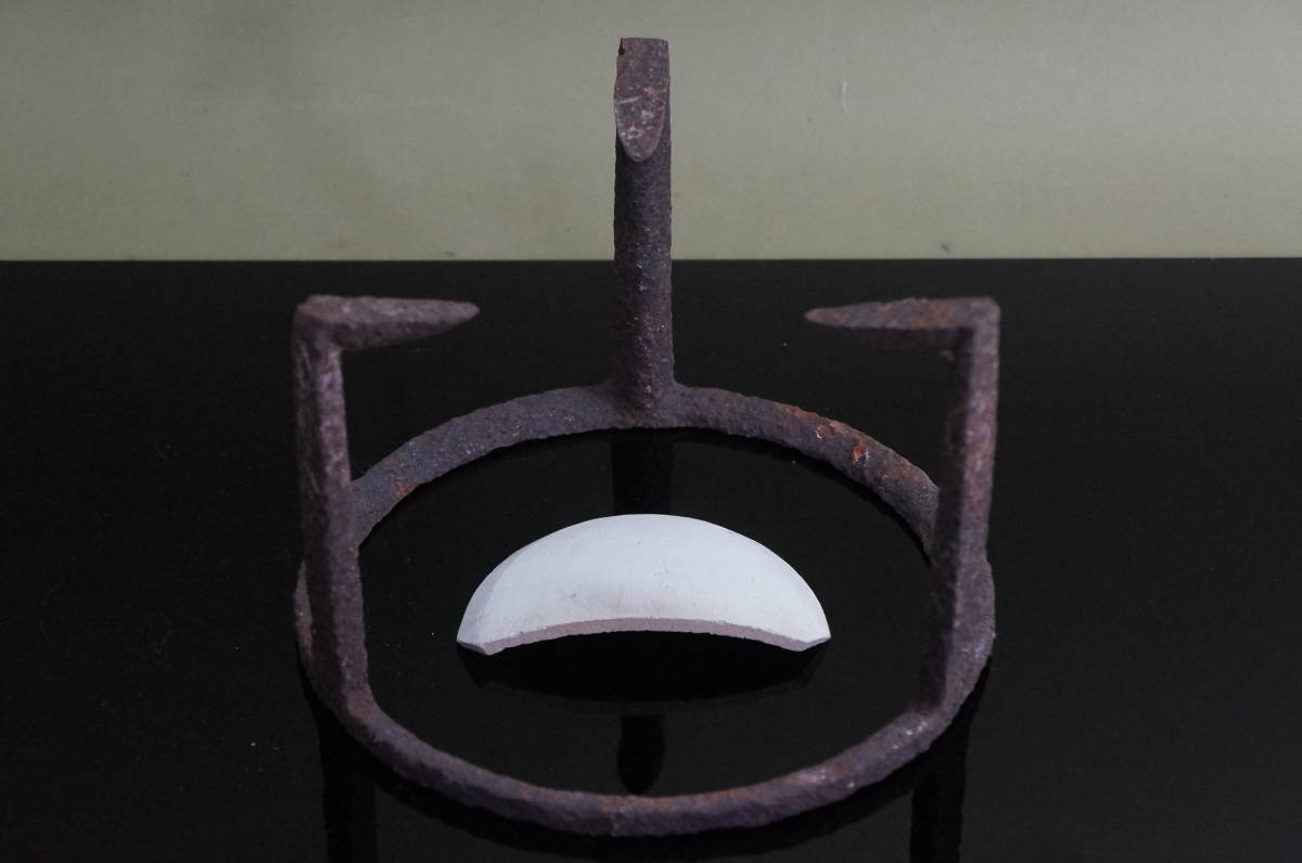 □ 時代鉄(和銑)やつれ風炉 (時代箱・五徳付)<江戸時代中期 □ 時代鉄(和銑)やつれ風炉 (時代箱・五徳付)<江戸時代中期