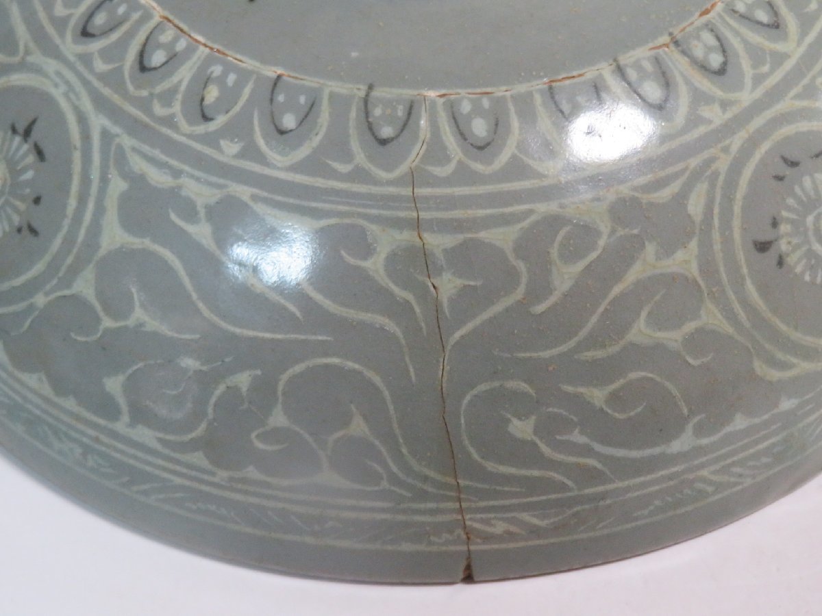 低価安い ヤフオク! - 池順鐸 作 高麗青磁 象嵌 花唐草彫文 輪花鉢 菓