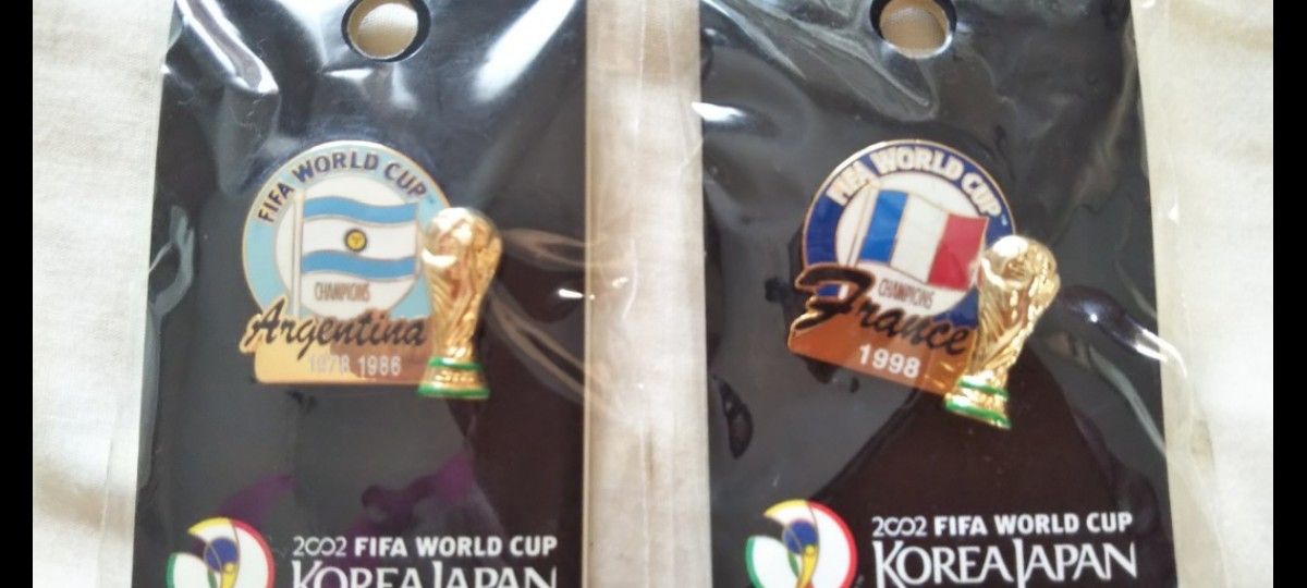 サッカー2002 ワールドカップ KOREA JAPANの ピンズ、   France とArgentina  2点です。