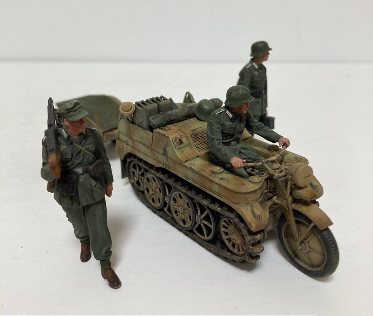 ☆完成品☆ タミヤ 1/35 ドイツ Sd.Kfz.2 ケッテンクラート中期型　w/歩兵フィギュア_画像4