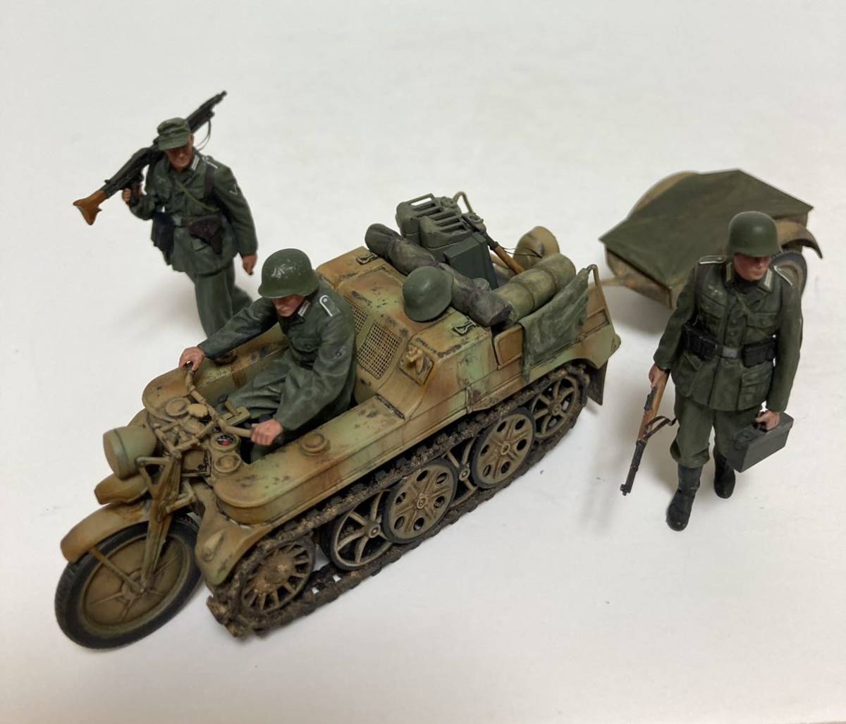 ☆完成品☆ タミヤ 1/35 ドイツ Sd.Kfz.2 ケッテンクラート中期型　w/歩兵フィギュア_画像5