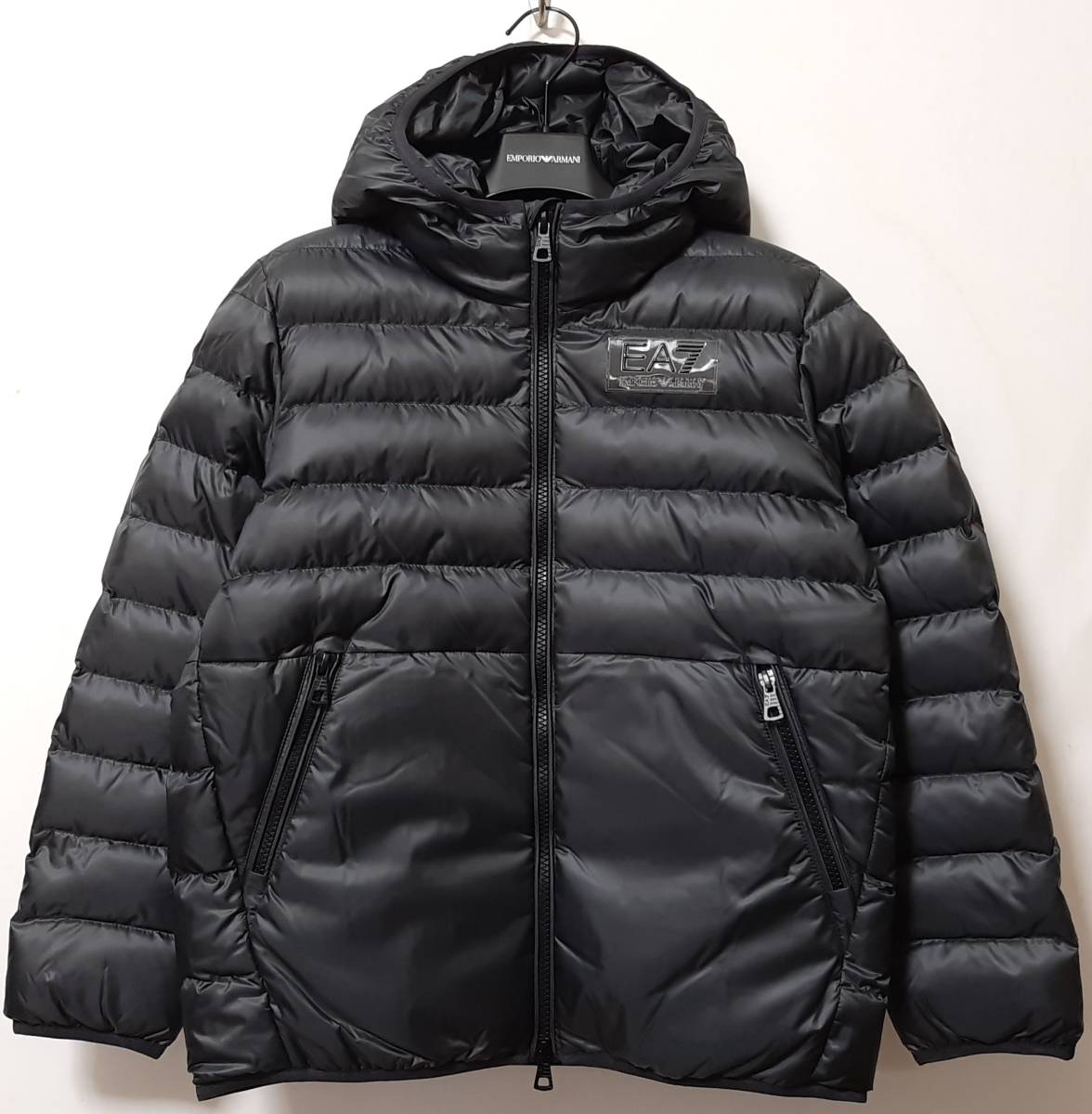 [新品] 6A(6歳) EA7 / ARMANI JUNIOR　ロゴバッジ付きの【中綿ジャケットブルゾン】◆2022-23年秋冬モデル　男の子用 120cm　◆色：黒_画像1