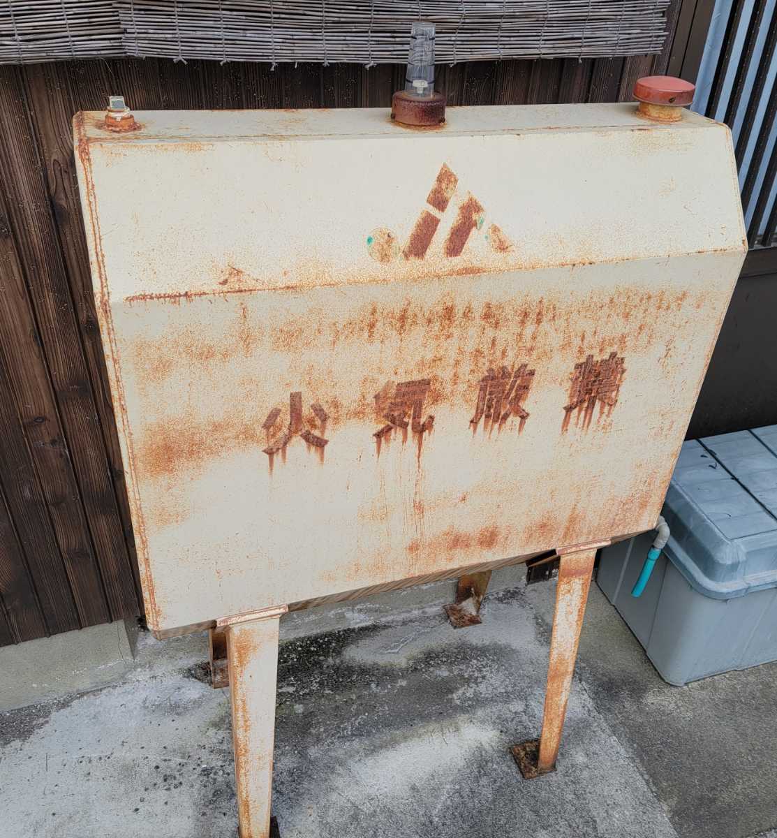 5000円 滋賀発 引き取り限定 屋外用 灯油タンク 250L コック付き 5000円 滋賀発 引き取り限定 屋外用 灯油タンク 250L コック付き