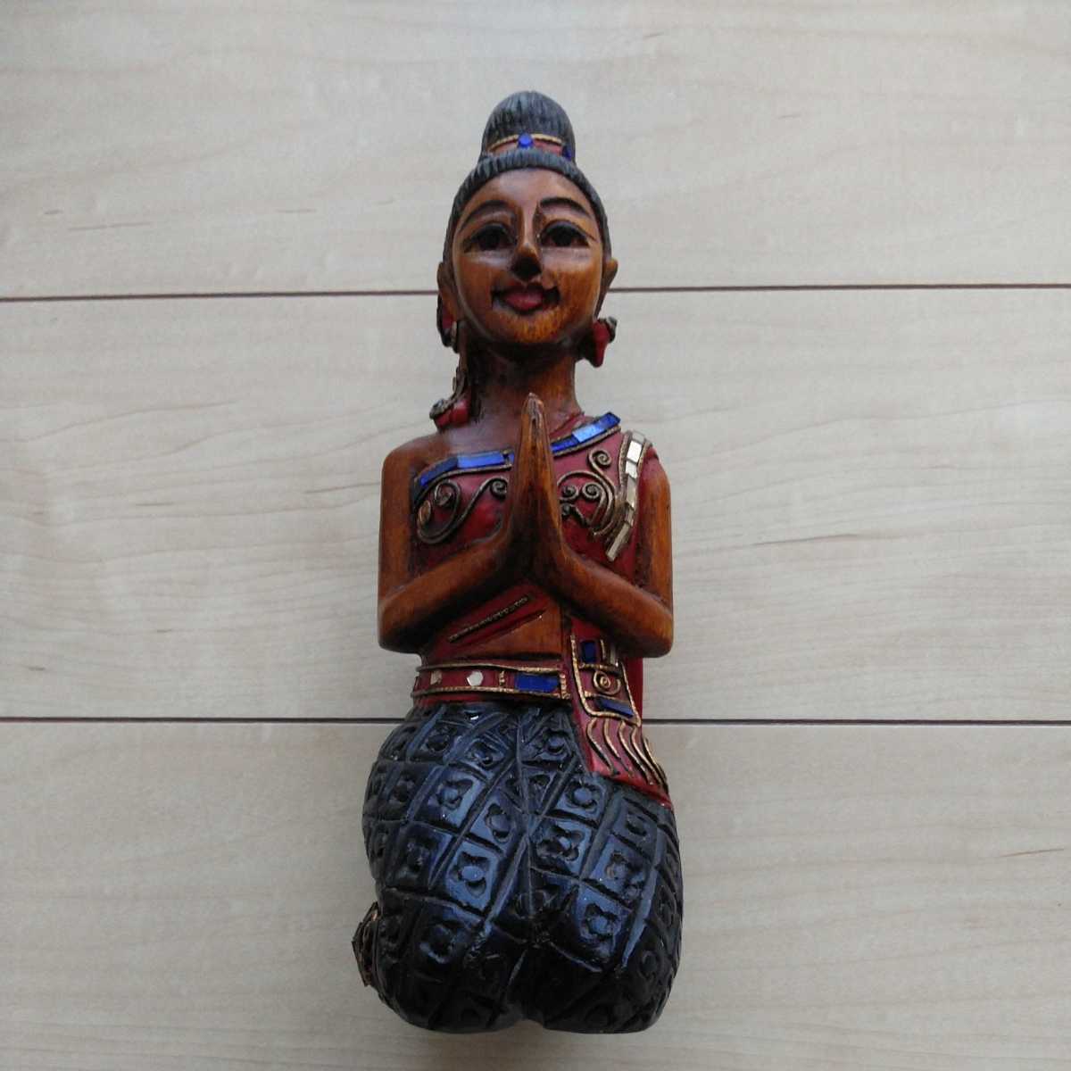 ■『微笑みの国Thaiの木彫人形(Sawadika！)』置物１体。座高約26㎝。失礼乍ら体重500ｇ。Sawadika！＝お早う御座います(女性的な謂い方)。