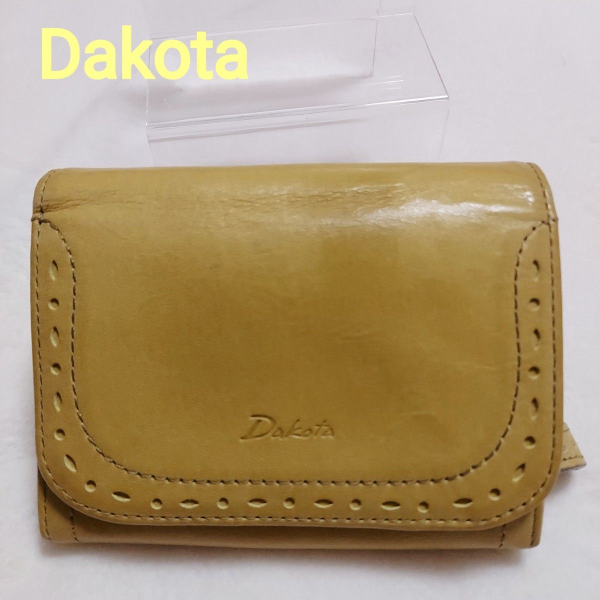 最終値下げ☆美品☆ダコタ Dakotaパンチング折り財布 マスタード☆値下げ交渉NG☆