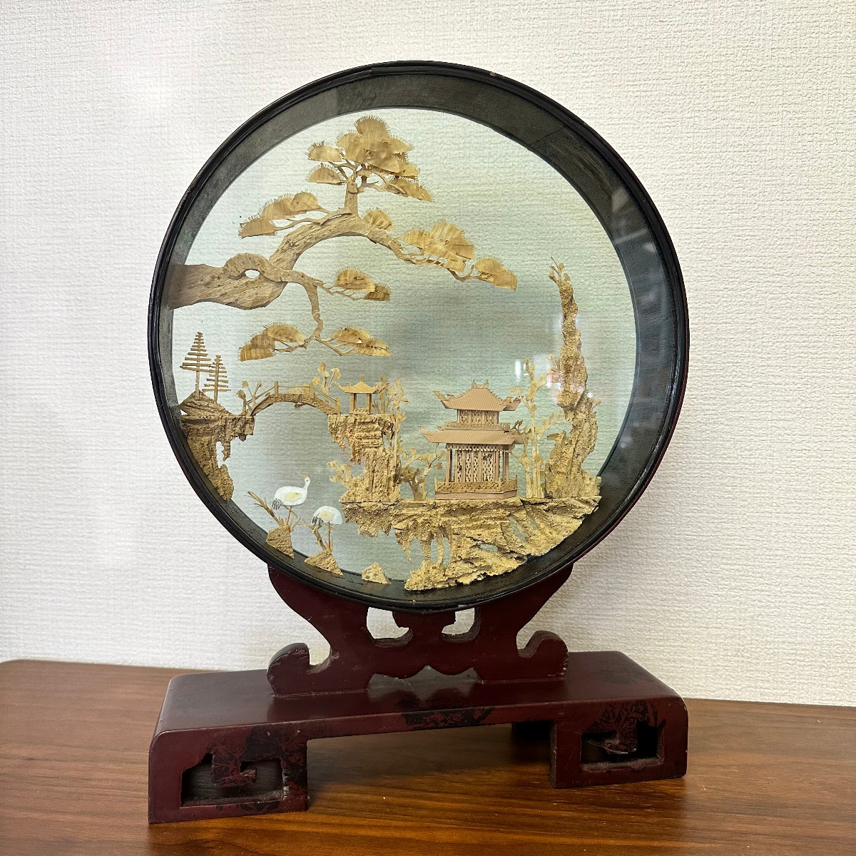 088 中国置物 楼閣山水 白鷺 細密 木彫 木製 工芸品 美術品 レトロ 札幌発 引取OK_画像1