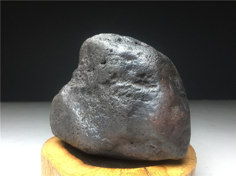 隕石・鉄隕石・磁石にくっつく・原石 マダガスカル 重さ約1245グラム 黒檀木台付きの画像4