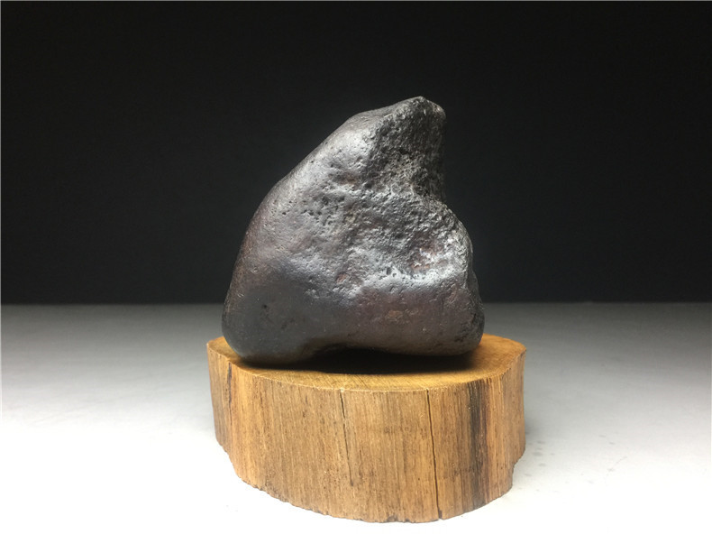 隕石・鉄隕石・磁石にくっつく・原石 マダガスカル 重さ約1245グラム 黒檀木台付きの画像1