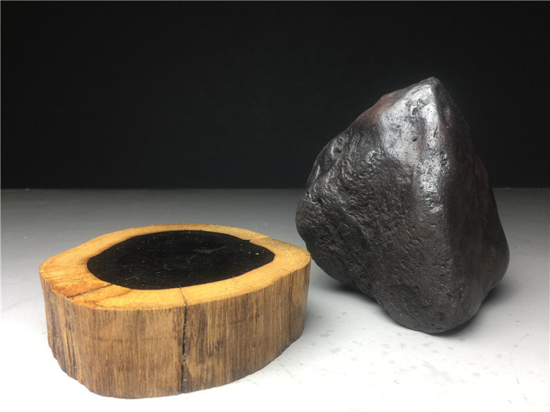 隕石・鉄隕石・磁石にくっつく・原石 マダガスカル 重さ約1245グラム 黒檀木台付きの画像9