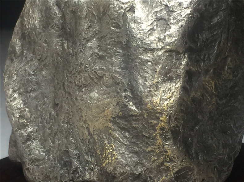 隕石・鉄隕石・磁石にくっつく・原石 マダガスカル 重さ約410グラム 木台付きの画像7