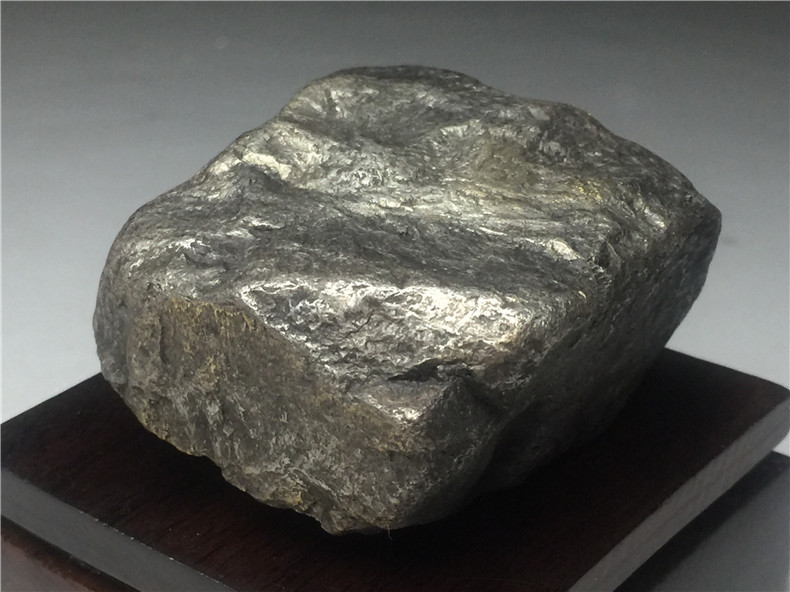隕石・鉄隕石・磁石にくっつく・原石 マダガスカル 重さ約410グラム 木台付きの画像6