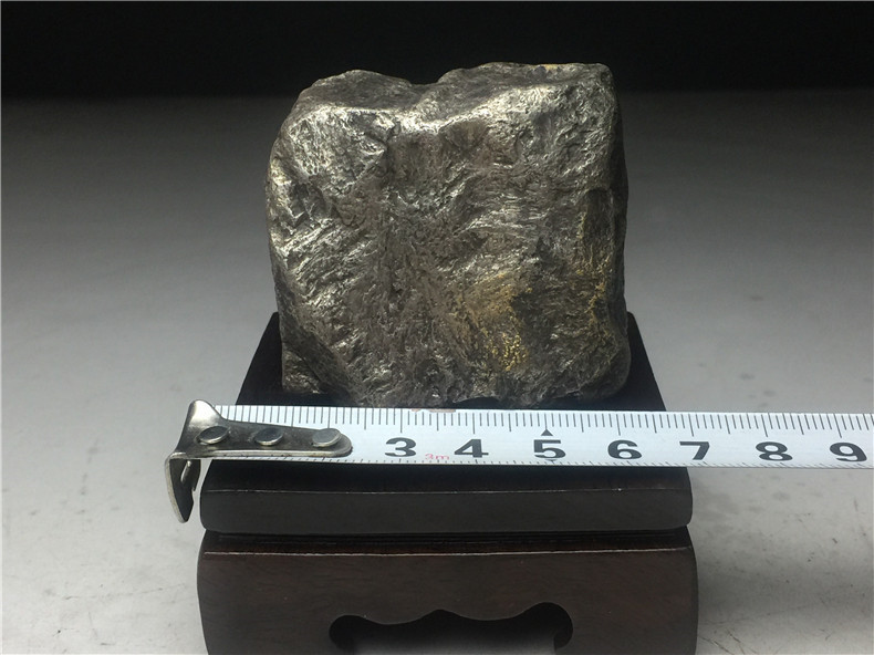 隕石・鉄隕石・磁石にくっつく・原石 マダガスカル 重さ約410グラム 木台付きの画像10