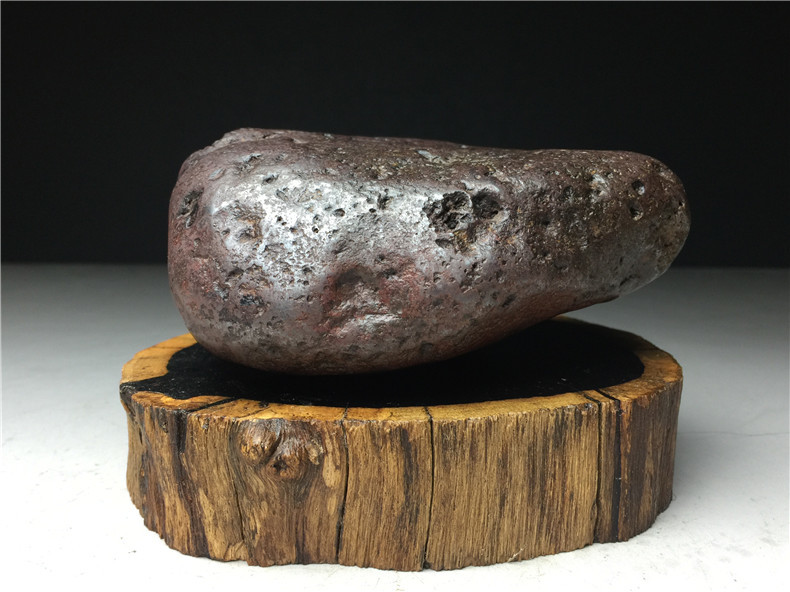 隕石・鉄隕石・磁石にくっつく・原石 マダガスカル 重さ約1515グラム 黒檀木台付きの画像1