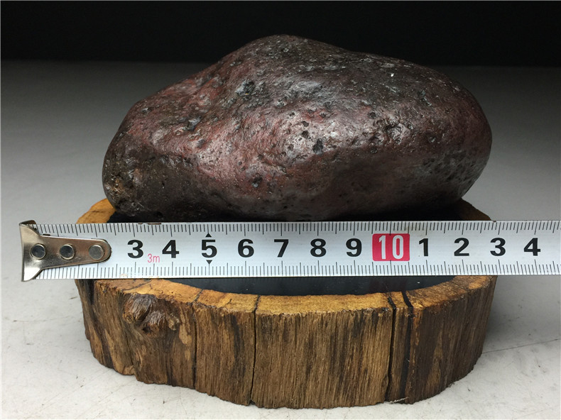 隕石・鉄隕石・磁石にくっつく・原石 マダガスカル 重さ約1515グラム 黒檀木台付きの画像9