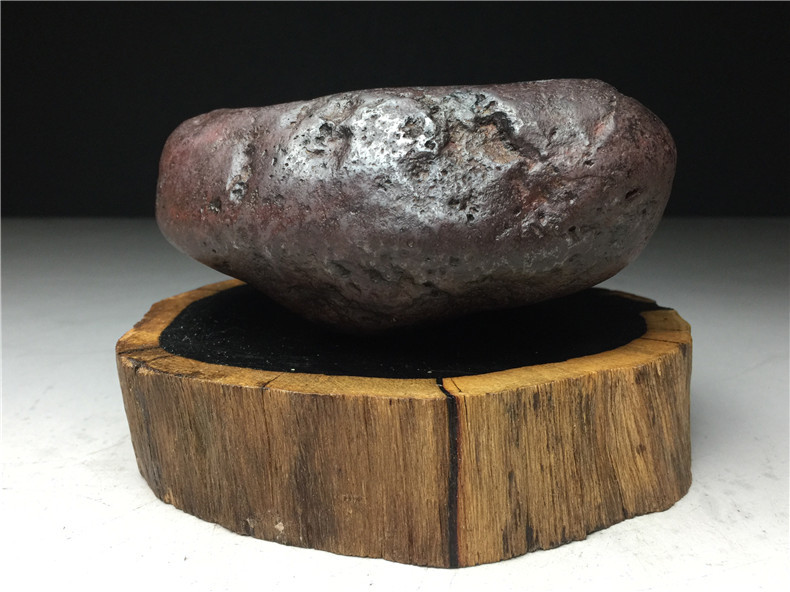 隕石・鉄隕石・磁石にくっつく・原石 マダガスカル 重さ約1515グラム 黒檀木台付きの画像5