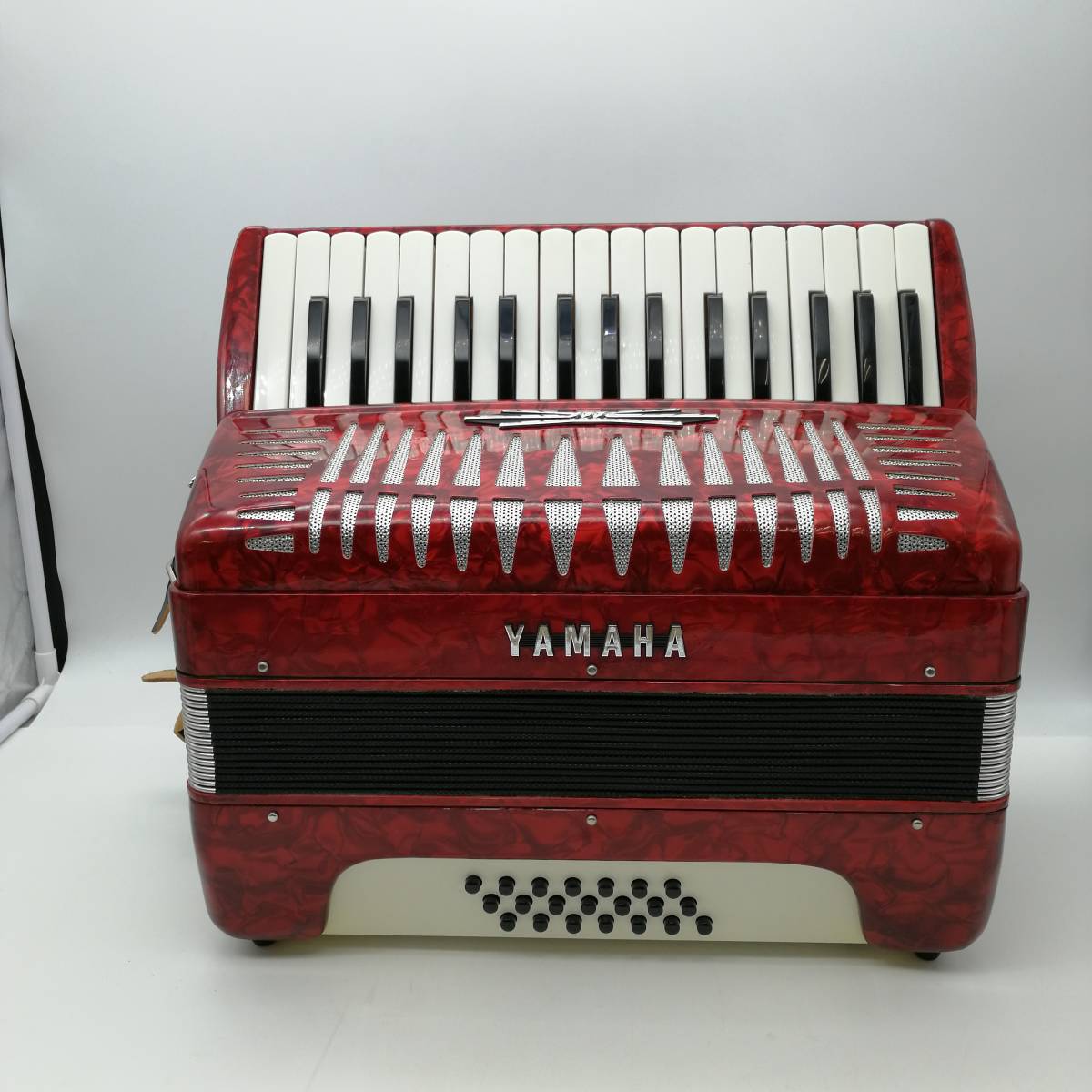 h3752 YAMAHA ヤマハ アコーディオン レザーケース付 RED レッド 赤 音楽 ミュージック 演奏 鍵盤楽器 現状品 説明書付きの画像6