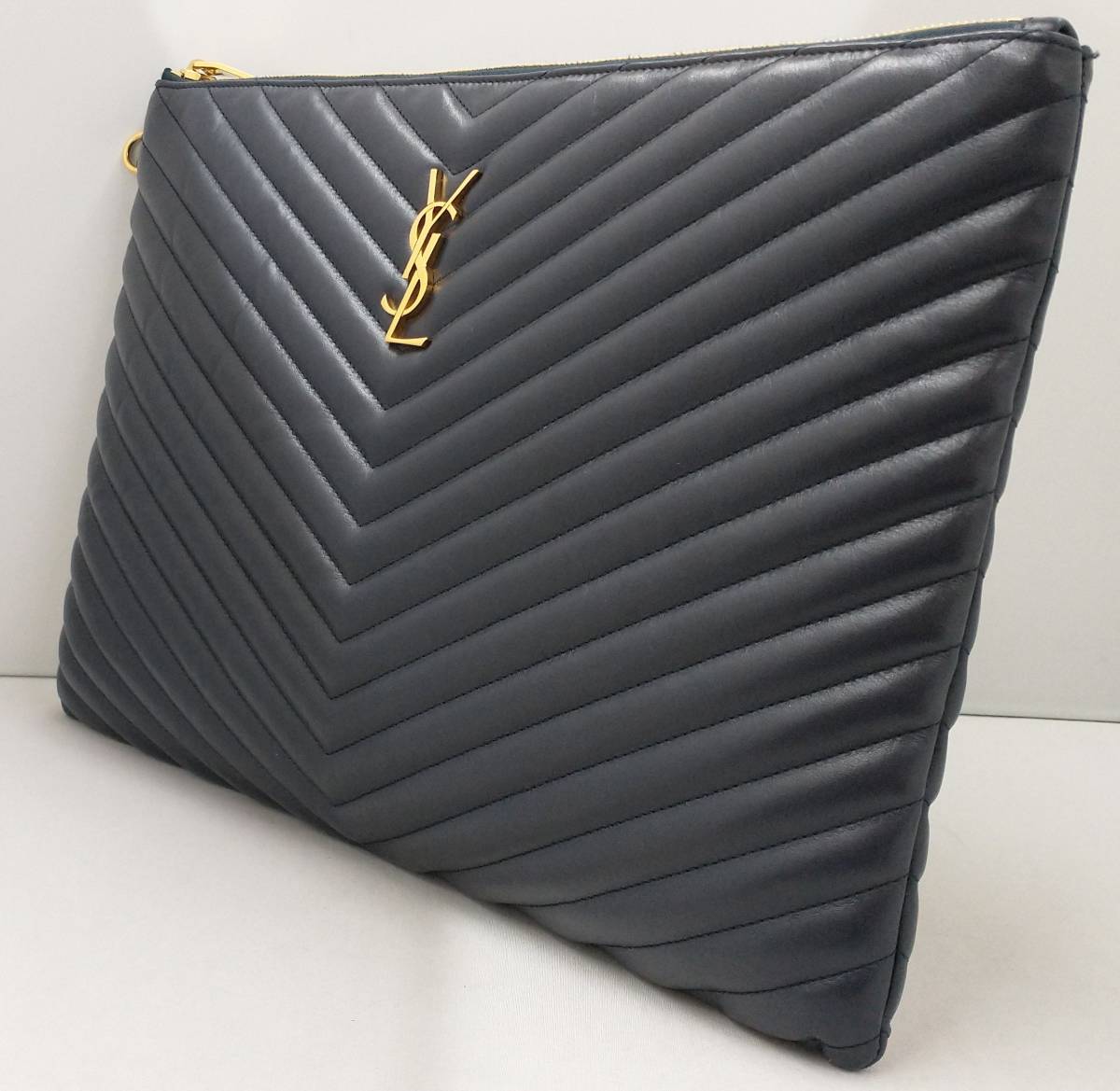 YVES SAINT LAURENT イヴ・サンローラン PLB440222.0817 クラッチ バッグ レザー ブルー系 紺 Vステッチ 箱付 保存袋付 鞄_画像2