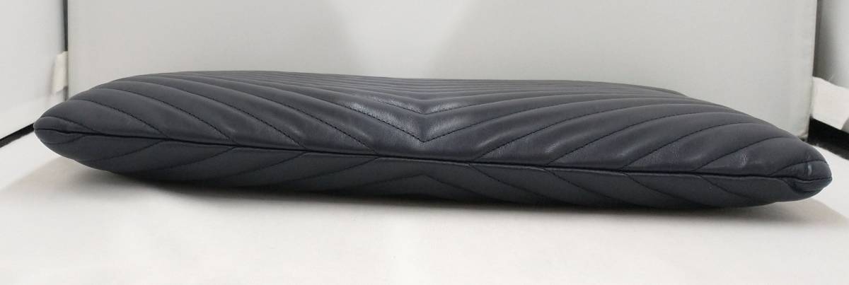 YVES SAINT LAURENT イヴ・サンローラン PLB440222.0817 クラッチ バッグ レザー ブルー系 紺 Vステッチ 箱付 保存袋付 鞄_画像4