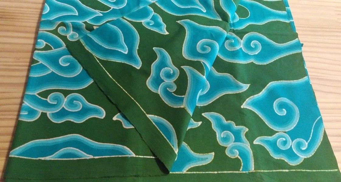 インドネシア バティック 生地 チレボン 緑 水色 白色 雨雲