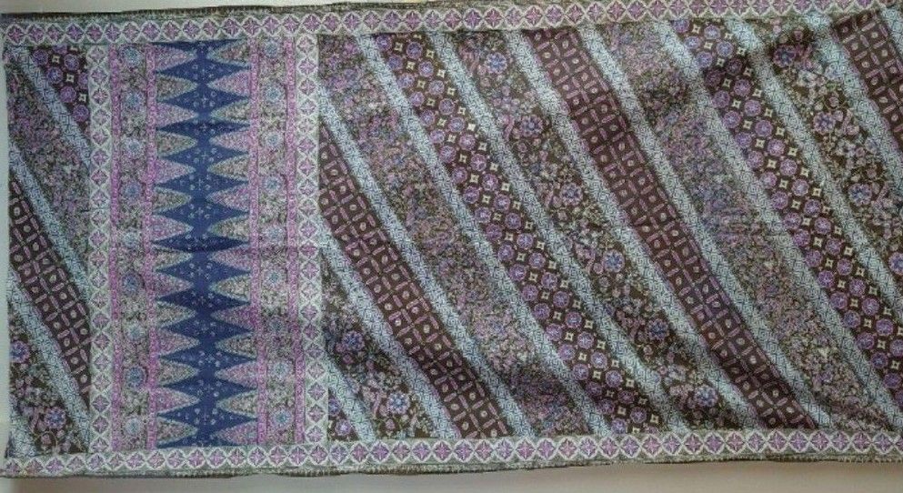 インドネシア チルボン バティック 生地 カーキ 紫 薄紫 矢車草 型押 花柄
