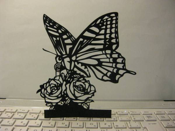 立つ切り絵　アゲハ蝶とバラ　壁飾りにも_画像1