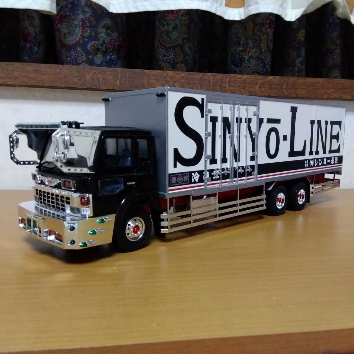 2極タイプ デコトラ スーパードルフィン冷凍車 完成品 - 模型/プラモデル