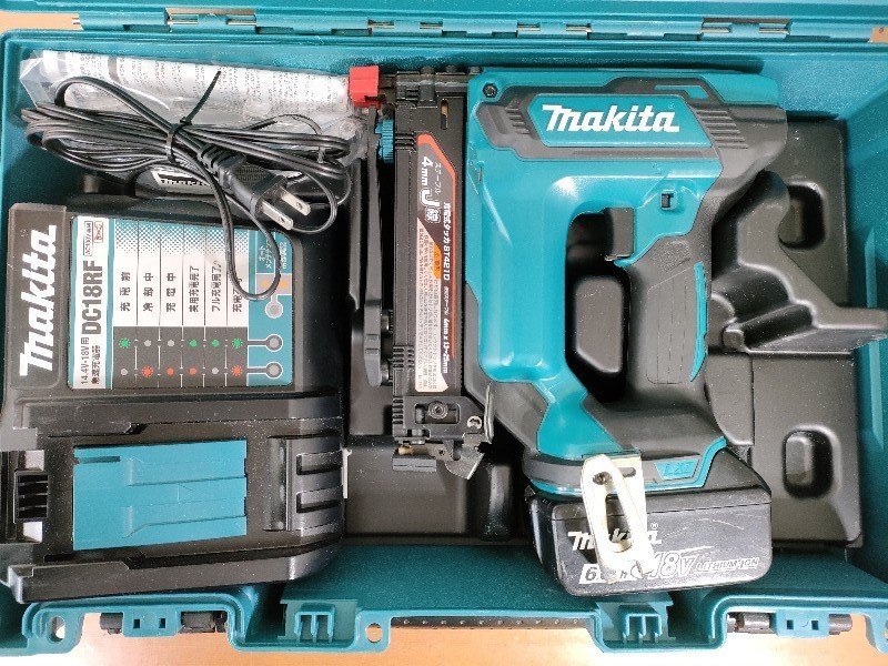 マキタ(makita) 充電式タッカ 18V おまけ付 動作確認済みです バッテリ