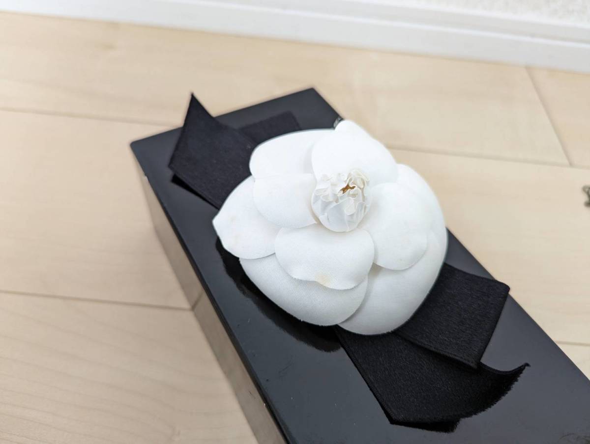 気品と洗練をプラス☆【CHANEL】カメリア ブローチ Yahoo!オークション - CHANEL シャネル カメリア ブローチ 白