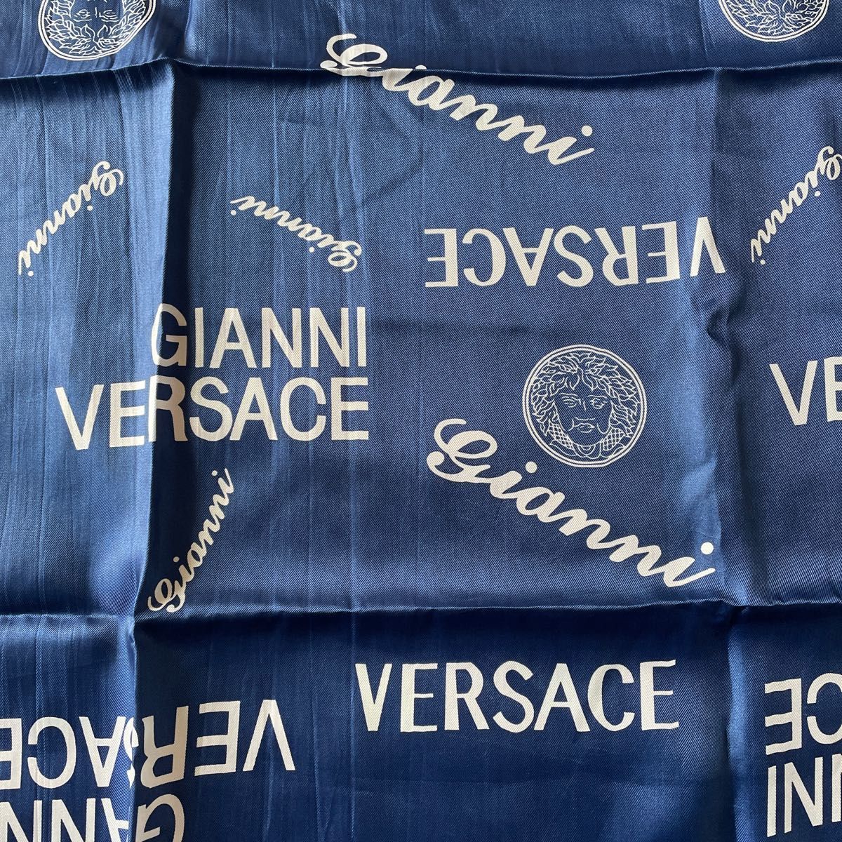 訳ありGIANNI VERSACE 大判　スカーフ　未使用品