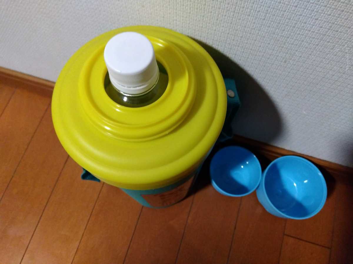 水筒 1.5Lのペットボトルを冷やしておけるケース？！ 美品　ハンドル付きで注ぎやすく、ストラップ付きで運びやすくて便利です　_画像4