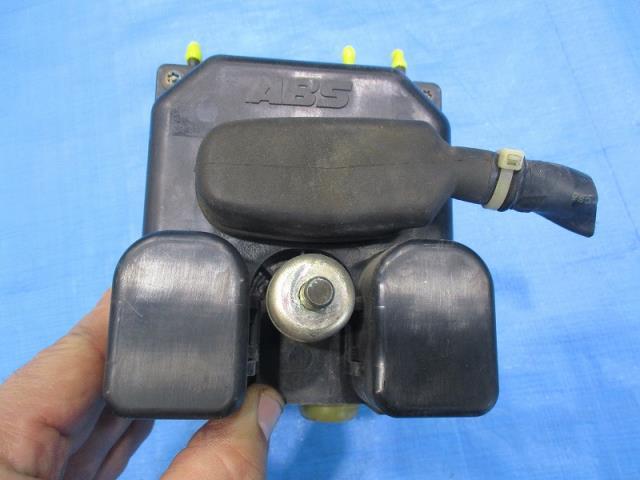 * Bighorn ( Isuzu ) E-UBS25DW ABS actuator NO.278693 [ gome private person postage extra . addition *S size ]