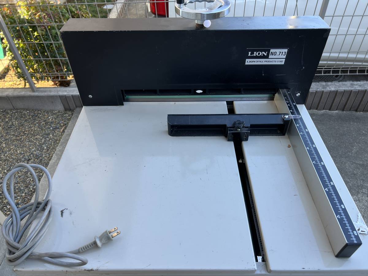 Yahoo!オークション - Lion ライオン事務機 電動断裁機 NO.713 Yahoo!オークション - Lion ライオン事務機 電動断裁機 NO.713