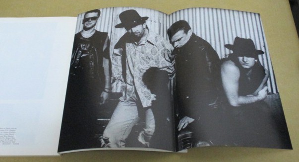 U2 RATTLE AND HUM　SONGBOOK　ピンナップ付　洋書_画像4