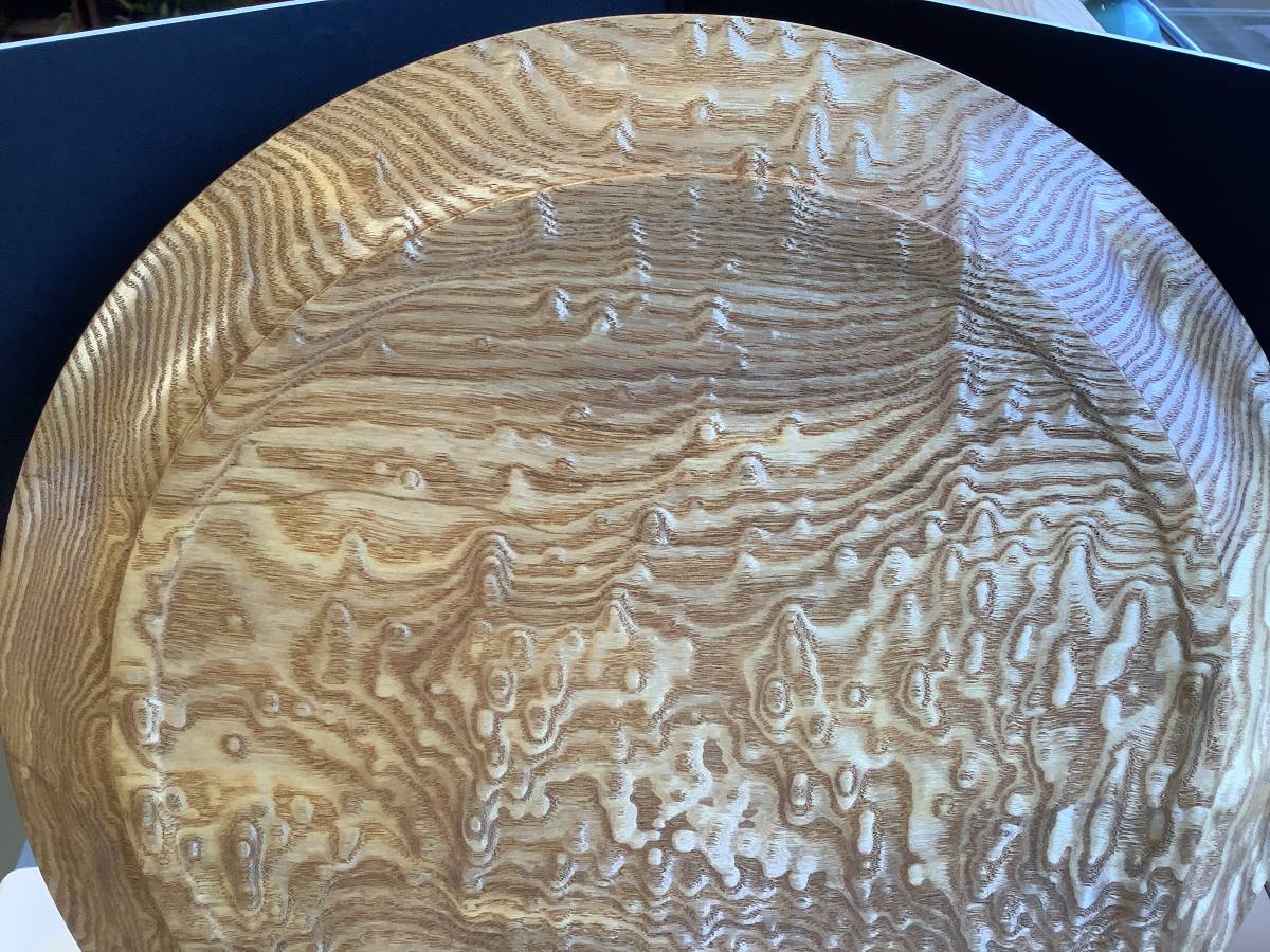 タモ木目が綺麗な盛り皿です大きさ驚異の42㎝です。飾り盆や盛り皿に使えます。けやきの皿立て付き