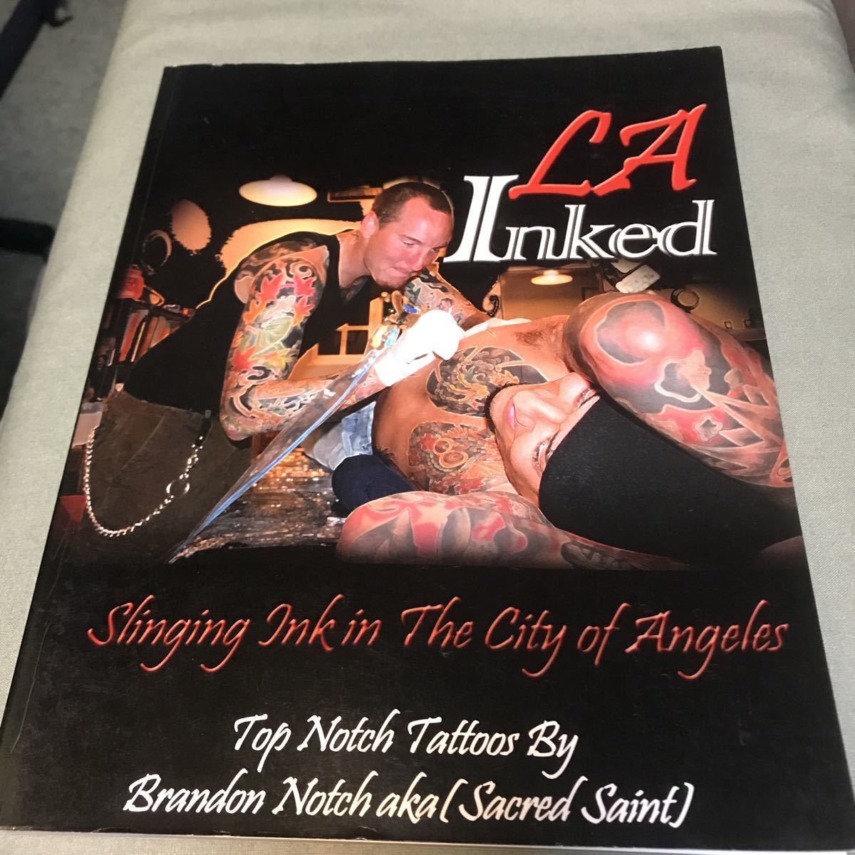 LA INKED 洋書　tattoo tattoos 刺青　洋彫　アメリカン タトゥー　文身　本　インテリア　貴重本　slinging ink in the city of angeles_画像1