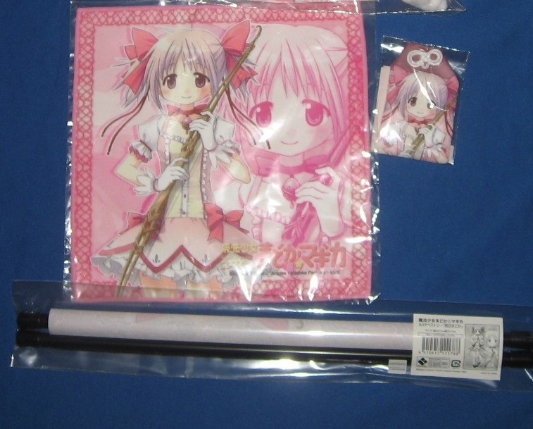 魔法少女まどか☆マギカ 　鹿目まどか　A3タペストリー　ハンカチ　お守り　未開封品_画像3