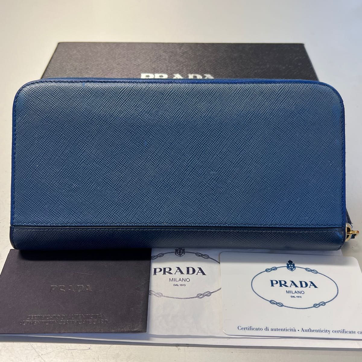 新品同様！　プラダ　PRADA 財布　長財布　サフィアーノ　ラウンドファスナー