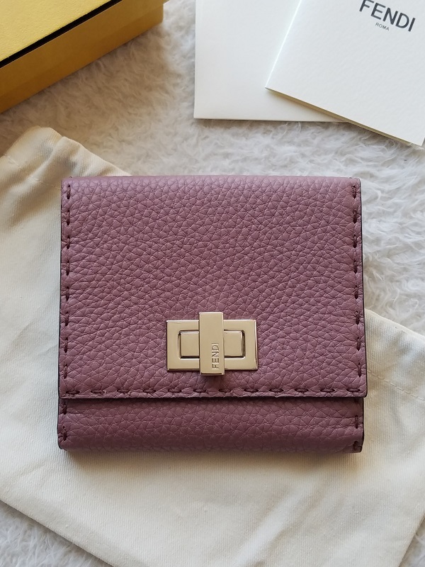 新品 FENDI フェンディ セレリア ピーカブー 2つ折り財布 Rose 8M0399 入手困難