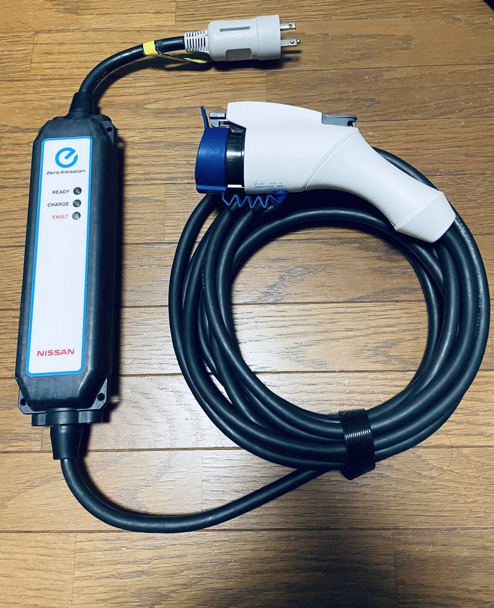 美品 日産リーフ充電ケーブル 3NK5E 406-