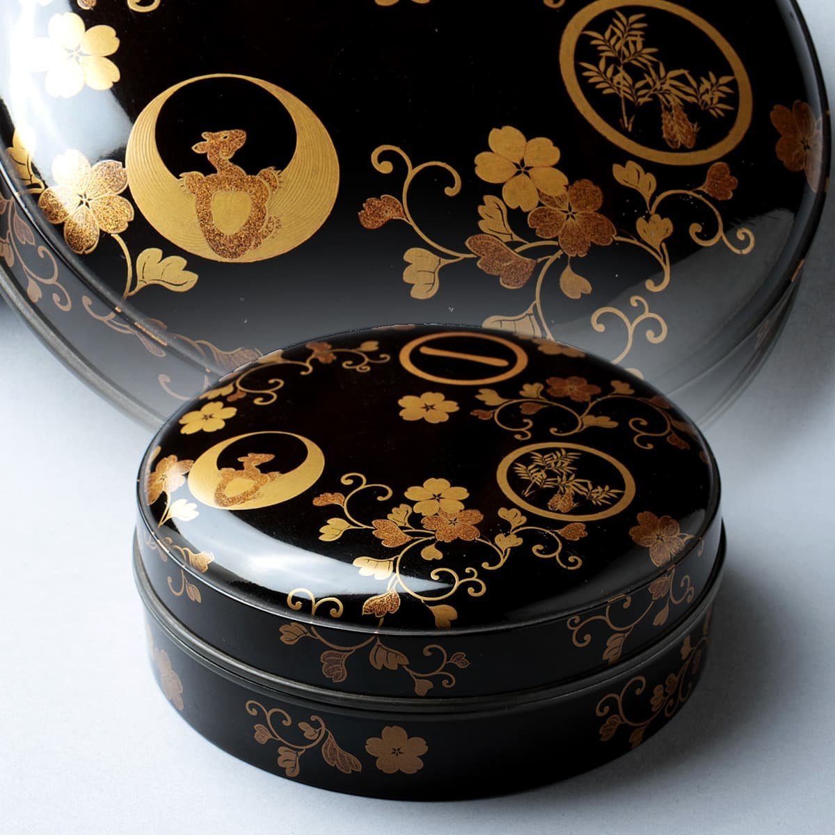 Yahoo!オークション - EH172 時代物 黒漆塗 定紋入 桜唐草金蒔絵 Yahoo!オークション - EH172 時代物 黒漆塗 定紋入 桜唐草金蒔絵